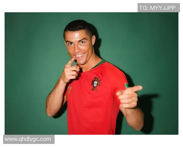 足球巨星联名限量版海报火爆发售 收藏者必抢的明星经典瞬间