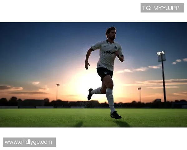 足球球星身穿短袖展现绿茵场上激情与力量风采